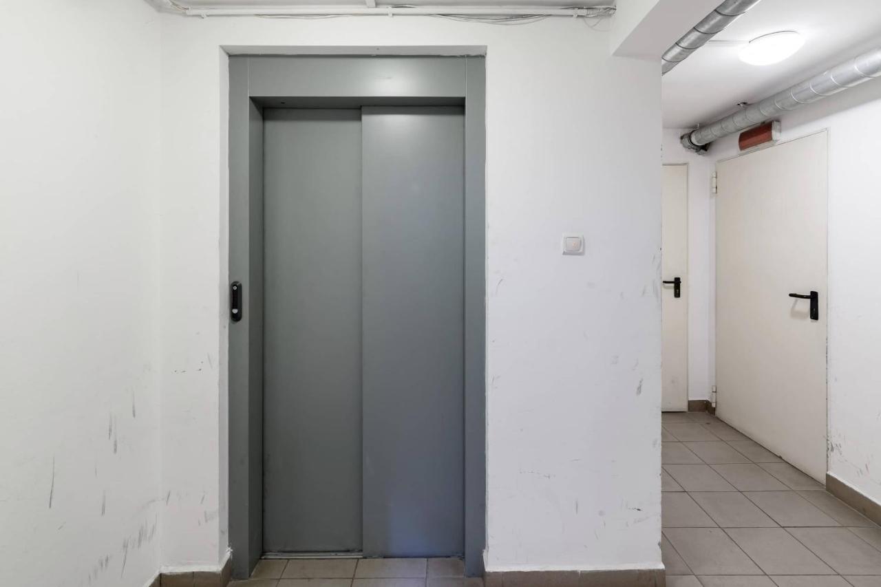 Sunny And Central Penthouse With Private Garage Budapest Exterior photo